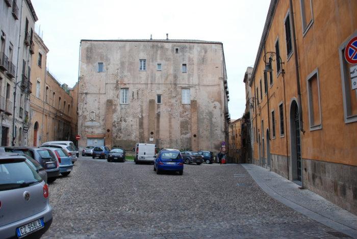 Lo sapevate? A Cagliari in Castello c’è un palazzo con una grande scritta firmata da Mussolini