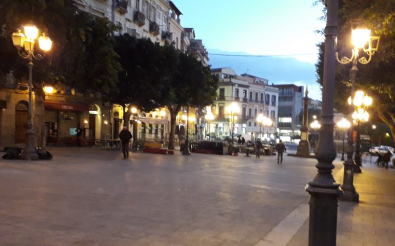 Il vento “schiaffeggia” Cagliari, deserto in centro e nelle piazze “dell’aperitivo”