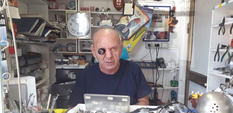 Attività storiche di Cagliari. L’orologiaio di via Roma Rosario Palmeri: la tradizione è più forte del tempo