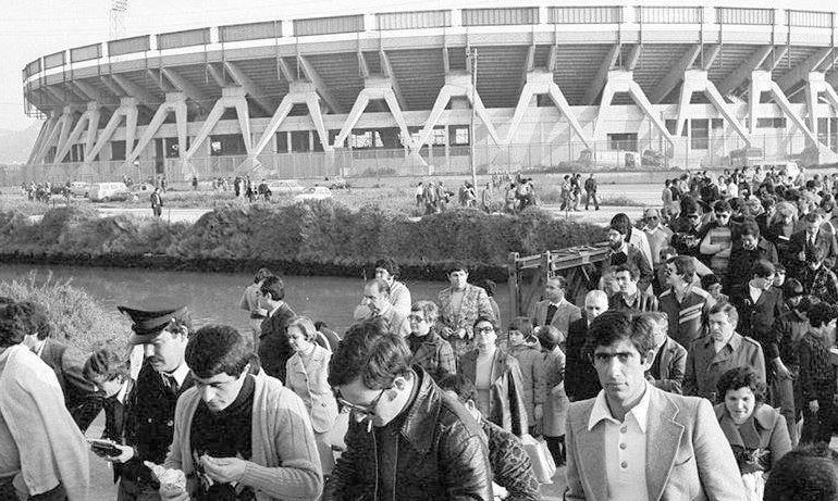 La Cagliari che non c’è più. All’uscita dallo stadio Sant’Elia: le passerelle a filo di canale senza i due sovrapassaggi