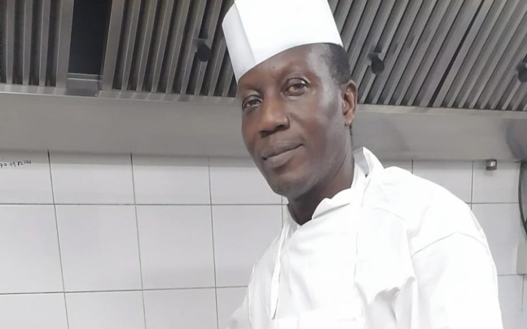 Dal Ghana alla Sardegna, la nuova vita dello chef Victor: cucina africana nel cuore di Stampace