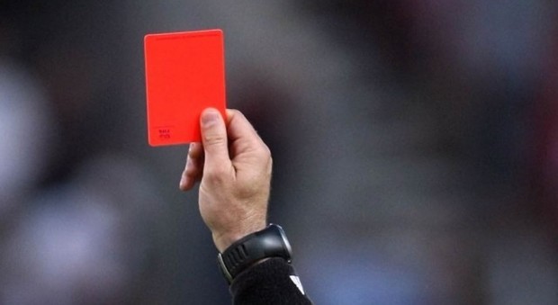 DASPO di otto anni per il calciatore cagliaritano che aveva dato una testata all’arbitro