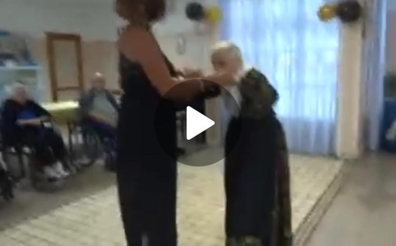 (VIDEO) Sardegna, tzia Adelina Cadoni a 100 anni danza il ballo sardo