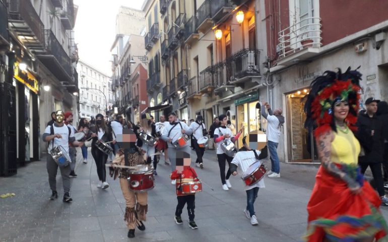 Sa ratantira, maschere e coriandoli in centro: un martedì grasso fra guerra e pandemia