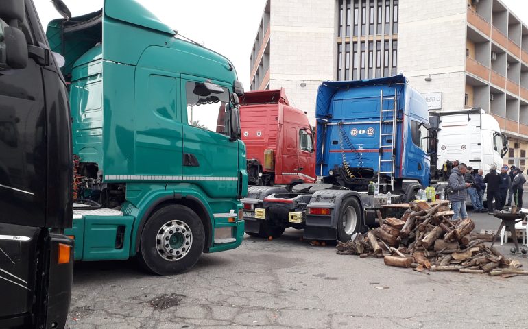 Quarto giorno di protesta al porto di Cagliari, la lotta degli autotrasportatori non si ferma: avanti a oltranza