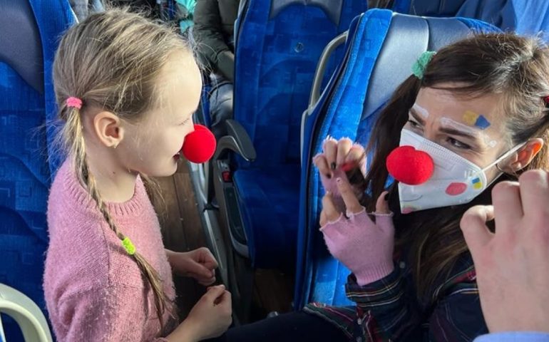 Sbarcati a Olbia i profughi in fuga dalla guerra in Ucraina: “Bambini, la Sardegna vi accoglie come una mamma”