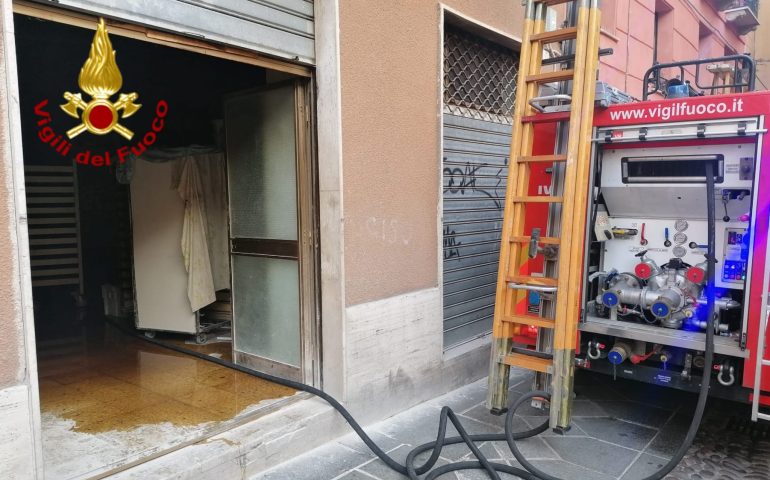 Cagliari, scoppia un incendio all’interno di un panificio