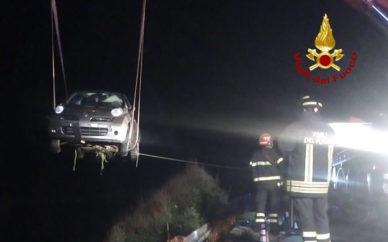 Sardegna, auto fuori strada sfonda il guard rail e precipita: intervengono i Vigili del fuoco