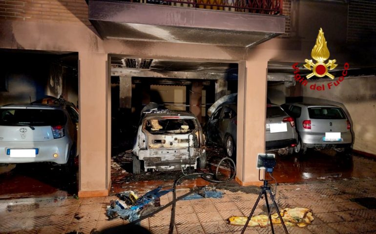 Notte di paura a Cagliari, cinque auto distrutte e un palazzo evacuato