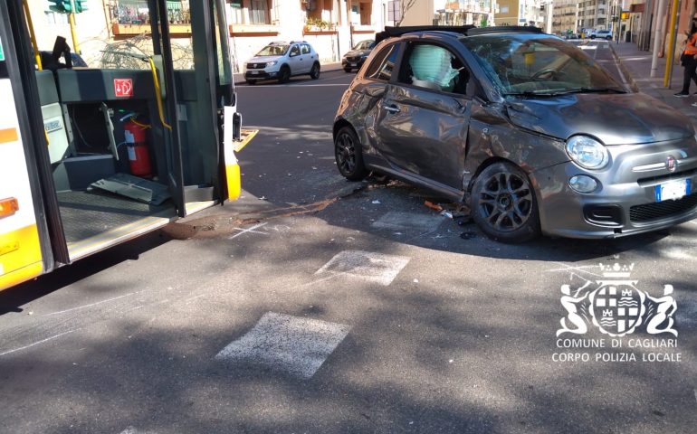 Cagliari, scontro una 500 e un autobus: un ragazzo in codice rosso