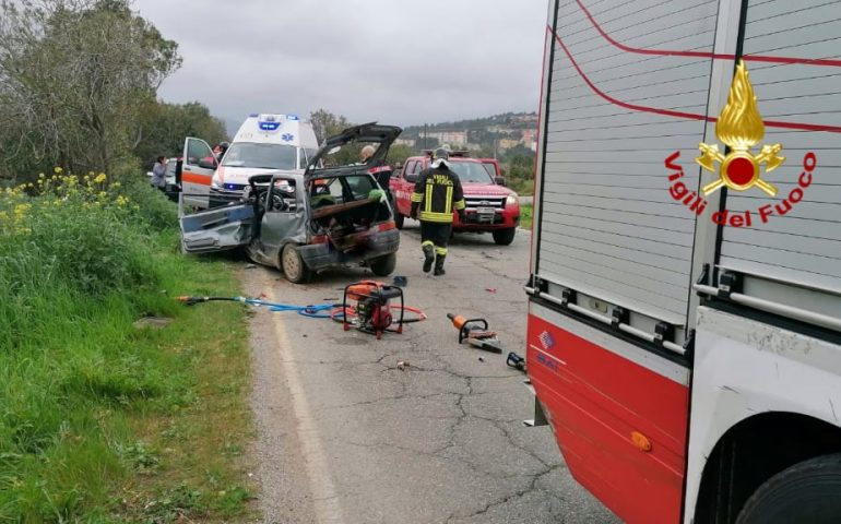 Brutto incidente a Villaputzu, uno dei conducenti estratto dalle lamiere dell’auto