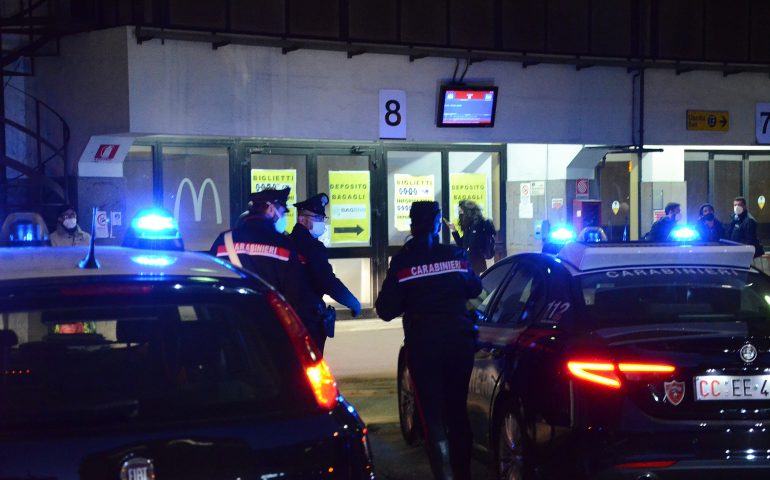 Cagliari, molesta una ragazza in piazza Matteotti e aggredisce i carabinieri: arrestato