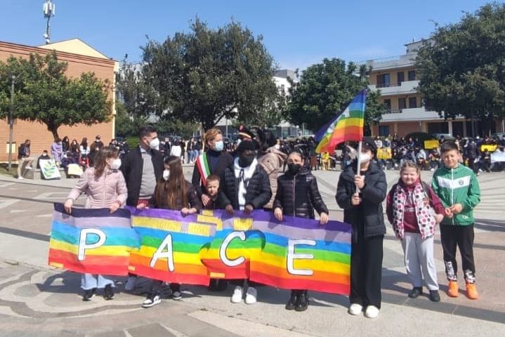 Camminata per la pace delle scuole di Elmas. Consegnata la bandiera alla sindaca Laura Orrù