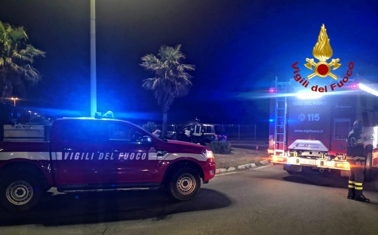 Cagliari, grave incidente al Poetto: auto si schianta sulla rotatoria, ferito il conducente