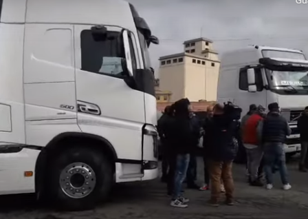 Secondo giorno di protesta degli autotrasportatori sardi: i mezzi ancora fermi nei porti