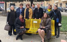 La panchina gialla in piazza Galilei