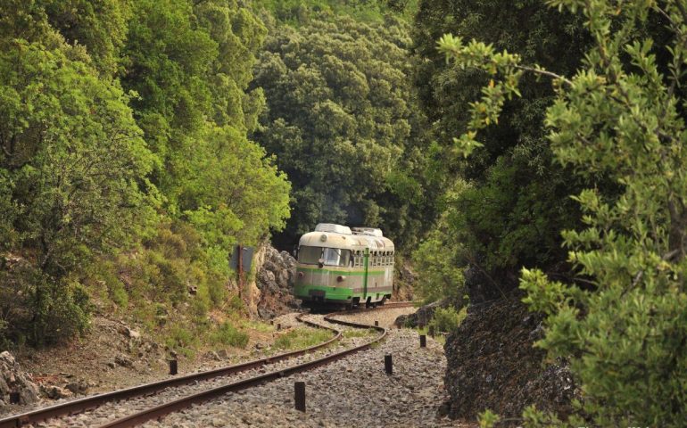 Trenino verde, presentata la stagione 2022: date fino a dicembre. Ecco tutte le info