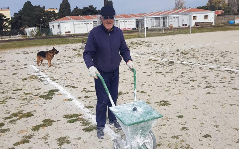 Antonello Cuccureddu, campione di umiltà, traccia le linee del campo per i bambini