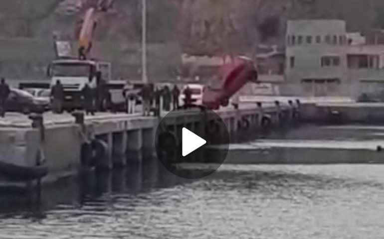 (VIDEO) Sardegna, auto precipita in mare: attimi di paura per due persone al porto