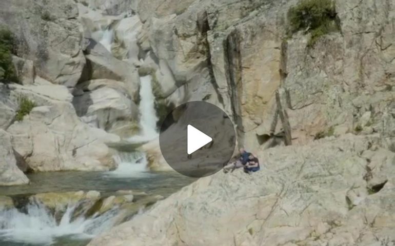 (VIDEO) Sardegna, una “dronata” tra le cascate e le piscine di Bau Mela