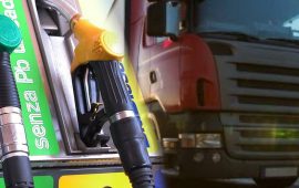 Caro prezzi dei carburanti: nuova protesta dei camionisti sardi al porto di Cagliari