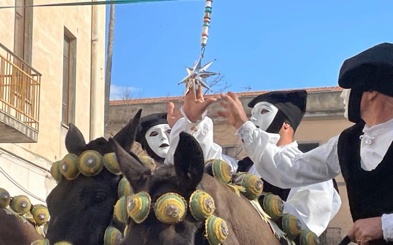 Più di 20mila persone per la Sartiglia. Spezza la gioia il minuto di silenzio per la piccola Chiara