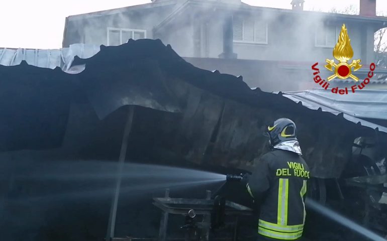 Sardegna, incendio in un deposito in centro abitato: Vigili del Fuoco evitano si propaghi alle abitazioni