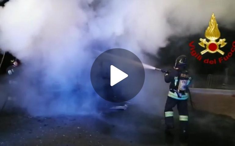 (FOTO e VIDEO) Sardegna, un camion in sosta distrutto dalle fiamme nella notte