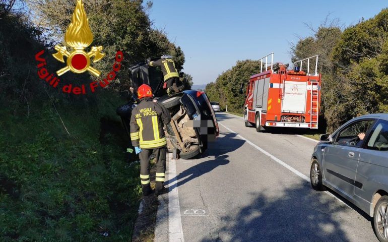 Incidente stradale in Sardegna: auto esce fuori strada e si ribalta