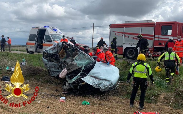 Tragedia in Sardegna, spaventoso incidente tra auto e camioncino: una vittima e un ferito grave