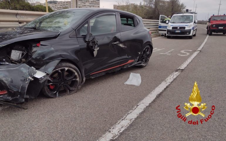 Cagliari, grave incidente in viale Ferrara: auto si schianta contro il guard rail