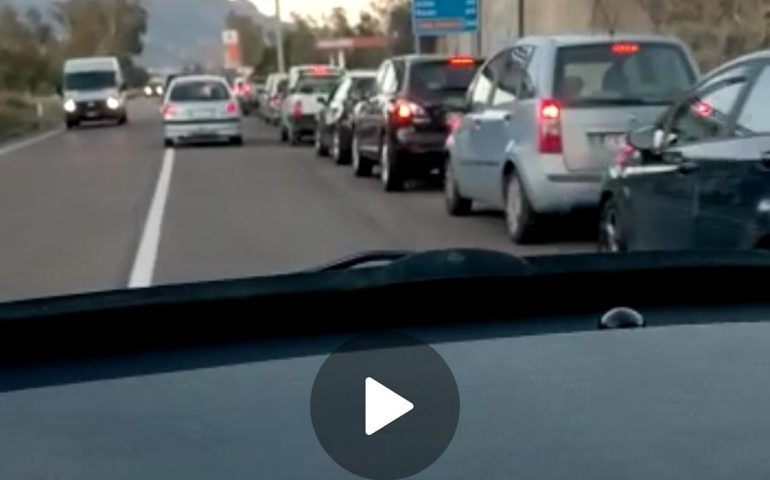 (VIDEO) Sardegna, distributore di carburante “preso d’assalto”: lunghissima fila di auto sulla SS 125