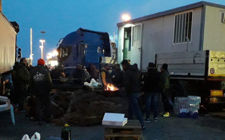 Arrosto e vino, ancora lotta contro il caro carburante: a Cagliari la protesta non si arresta