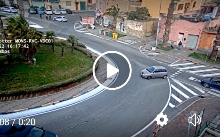 (VIDEO) Monserrato, automobilista imbocca la rotonda contromano ma viene sorpreso dalle telecamere
