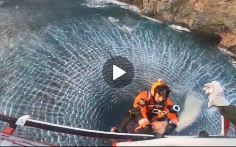(VIDEO) Barca in balia delle onde rischia di affondare: spettacolare salvataggio dei Vigili del fuoco