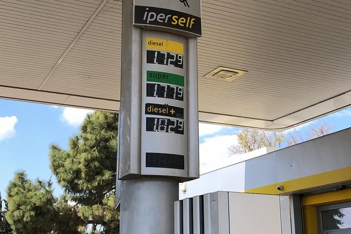 Ecco lo sconto, il carburante torna a prezzi “umani” in Sardegna: diesel e benzina a meno di 1,80 euro al litro