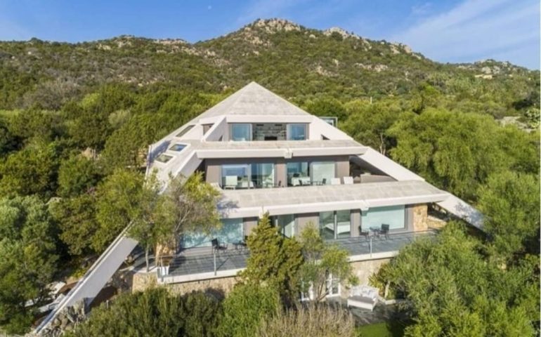 Lo sapevate? In Sardegna c’è una lussuosissima villa a forma di piramide immersa nel verde