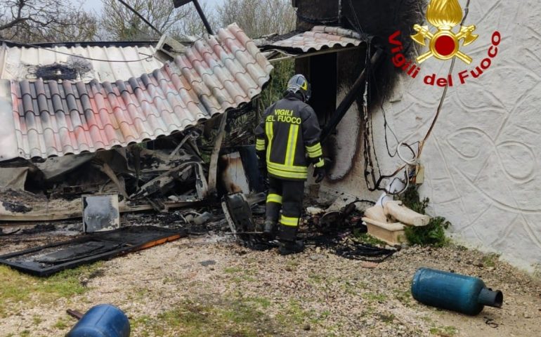 Incendio in una baracca nel Sassarese, muore un 44enne