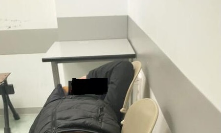 Sanità sarda, la foto choc: giovane paziente lasciato per 6 ore sulle sedie del Pronto Soccorso