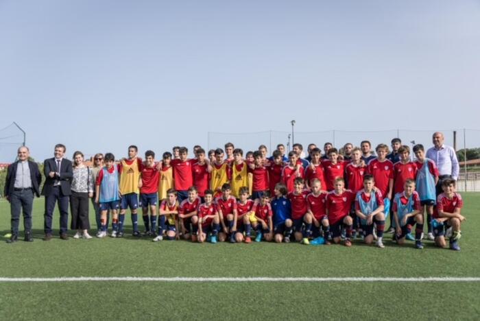 Ucraina: le baby promesse del calcio si allenano al parco col Cagliari