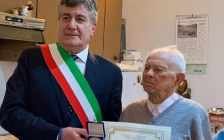 Sardegna terra di longevità. L’inossidabile “tziu” Angelo Lobina festeggia 100 anni: premiato a Cagliari