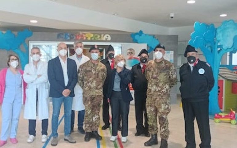 Cagliari, i militari della Brigata Sassari donano un importante macchinario alla Pediatria del Brotzu