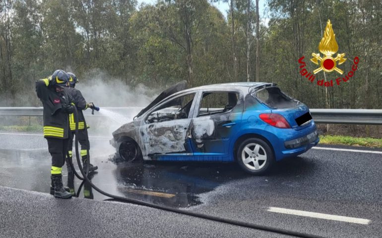 (FOTO) Grande spavento sulla 130: auto in marcia prende fuoco improvvisamente