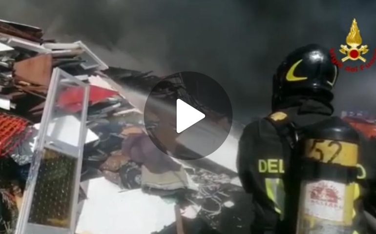 (VIDEO) Selargius, vasto incendio all’esterno del campo rom