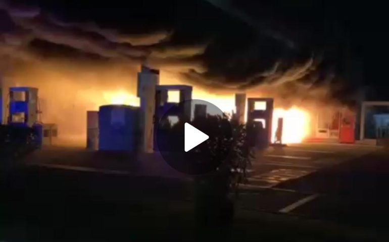 (VIDEO) Cagliari, attentato incendiario: devastato dalle fiamme un distributore di carburanti