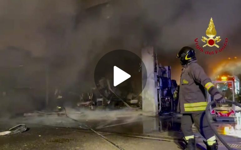 (FOTO e VIDEO) Cagliari, vasto incendio in un distributore di carburanti