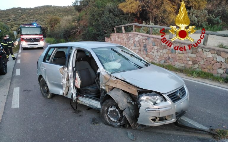 Sardegna, auto esce di strada e si schianta contro un muretto: 4 feriti, interviene l’elicottero