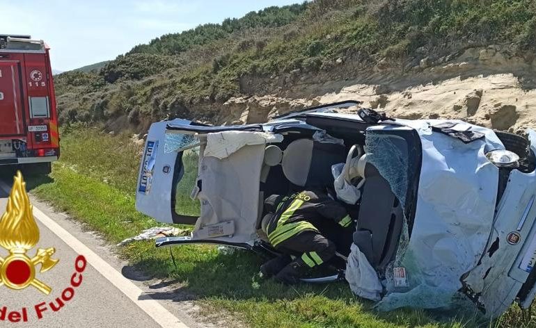 Sardegna, bruttissimo incidente: auto esce fuori strada e si ribalta, conducente estratto dalle lamiere