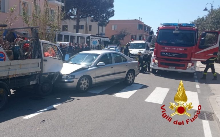 Sardegna, violento scontro frontale fra auto e Ape Poker: due feriti