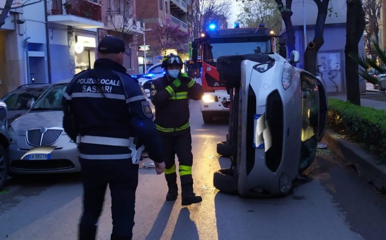 Sardegna, un’auto urta altri due veicoli e si ribalta in pieno centro urbano